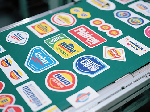 Каков вид ласерски контролер може да се користи за самолепливо ласерско сечење со матрица